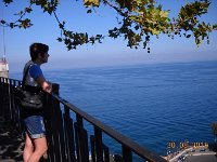 13Janne nyder udsigten over Napolibugten