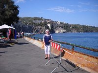 Birgit venter på færgen til Capri  Birgit venter på færgen til Capri